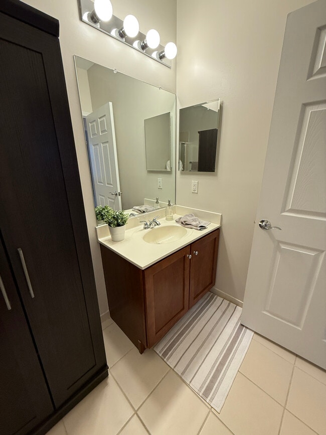 Building Photo - 300 W Elm St