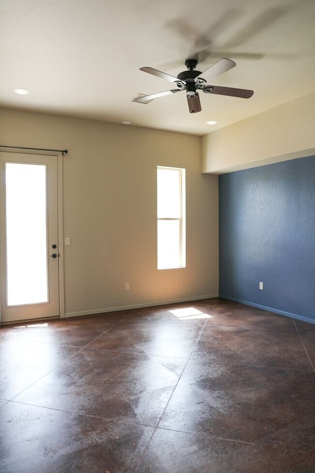 Building Photo - 2 Bed, 2 Bath Townhome