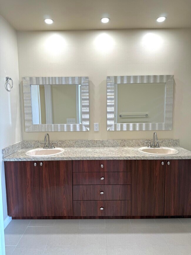 Building Photo - 18292 Clear Brook Cir