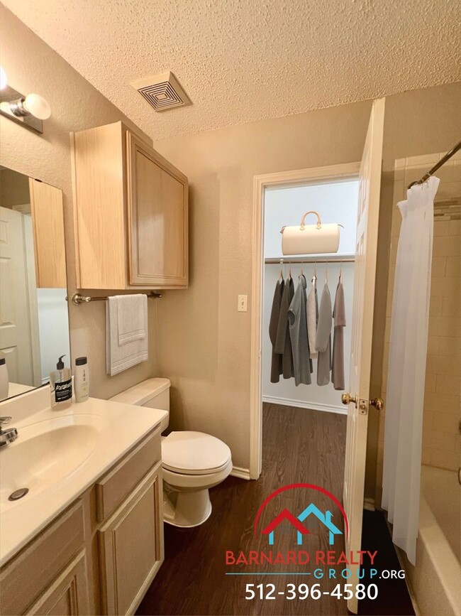 Building Photo - Available now! 3 Bed 2.5 Bath Duplex