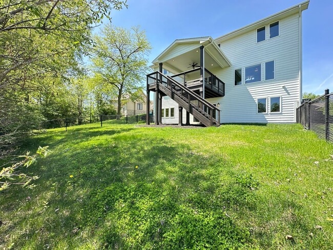 Building Photo - Astonishing 5 bedroom 3.5 Bath Home