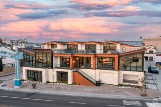 Building Photo - Contemporary 3 bed 2 bath furnished