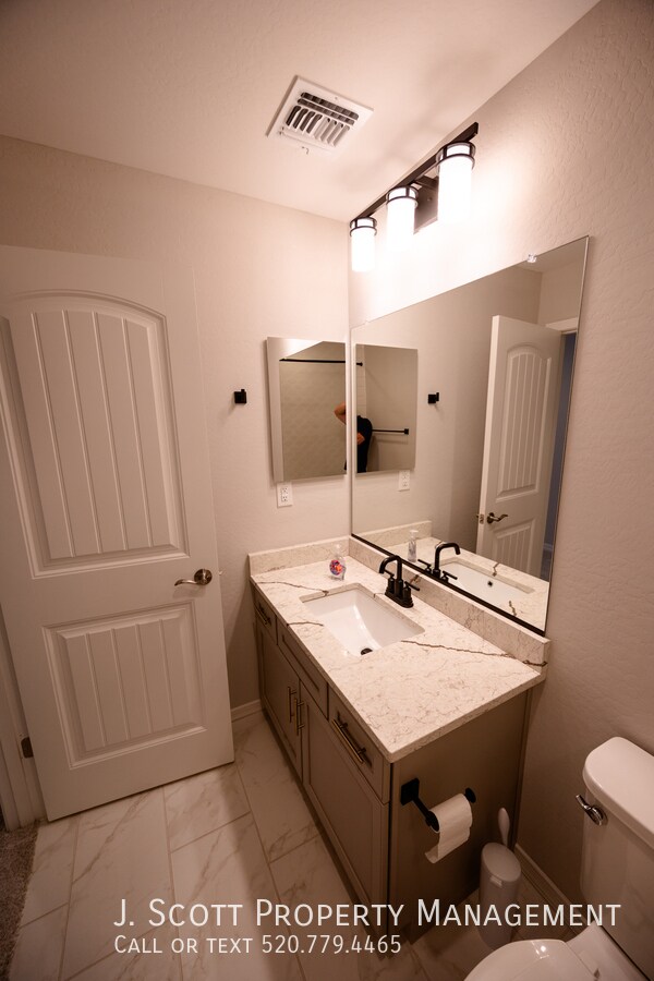 Building Photo - 5839 N 88th Ln