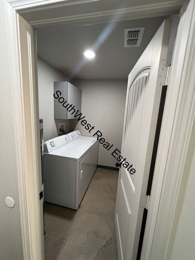 Building Photo - Spacious 2 bedroom 2 Bath apartment