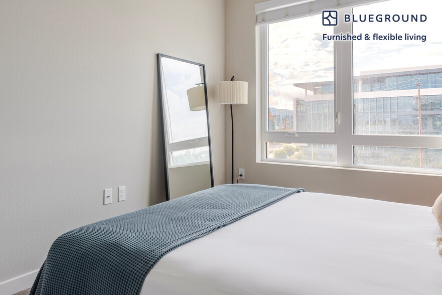 Building Photo - 3560 Rambla Pl