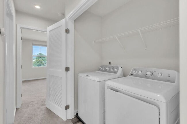 Building Photo - Modern 3BR Townhome with Bonus Room Near F...
