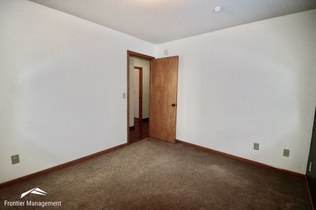 Building Photo - Beautiful 3 bedroom home just minutes from Manhattan and Fort Riley!