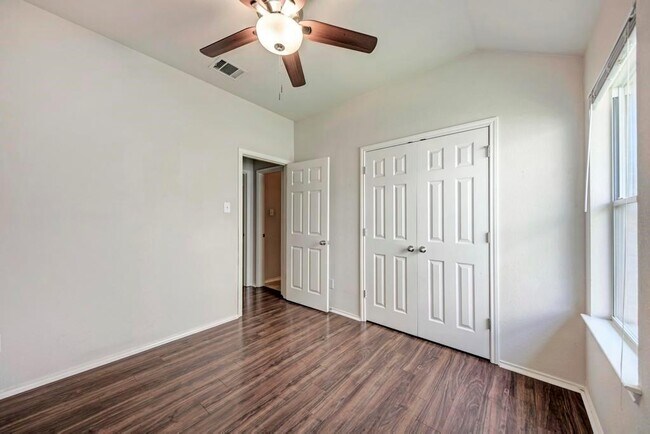 Building Photo - 1124 Alexandria Way