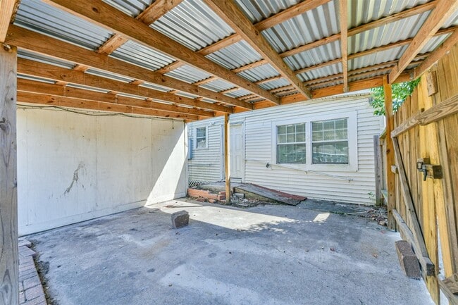 Building Photo - 424 S Broadway St