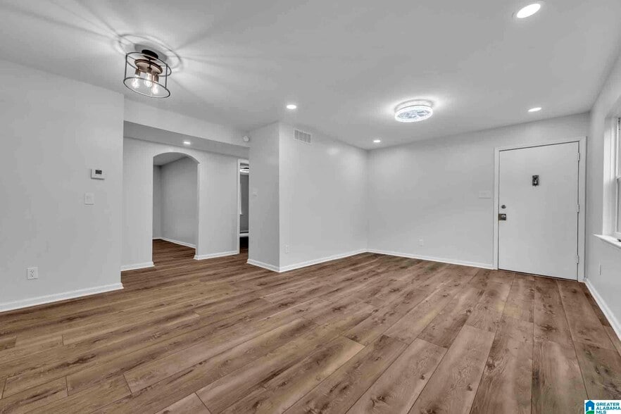 Building Photo - 828 Beacon Pky E