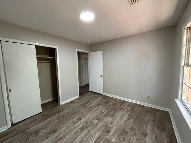 Building Photo - 5th- 308