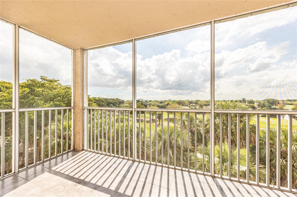 Building Photo - 250 Jacaranda Dr