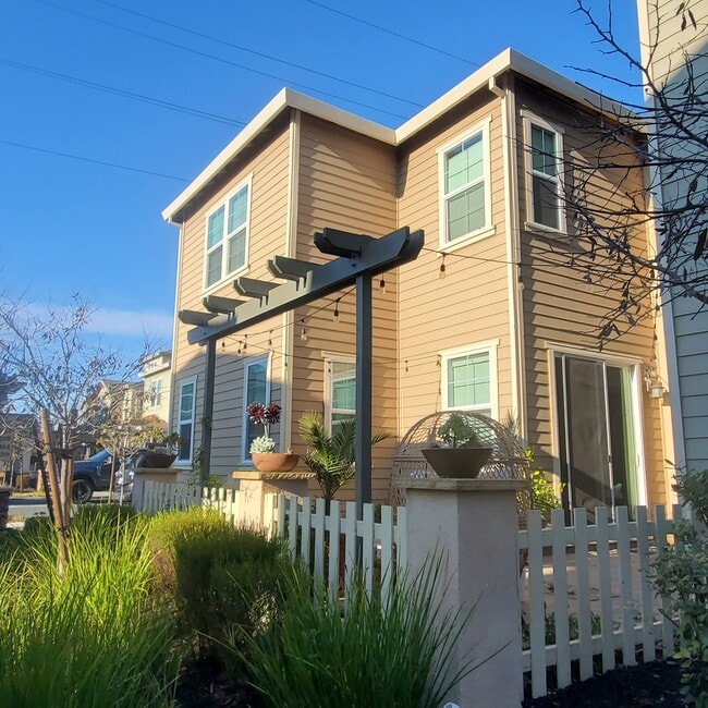Primary Photo - 336 N Park Ct