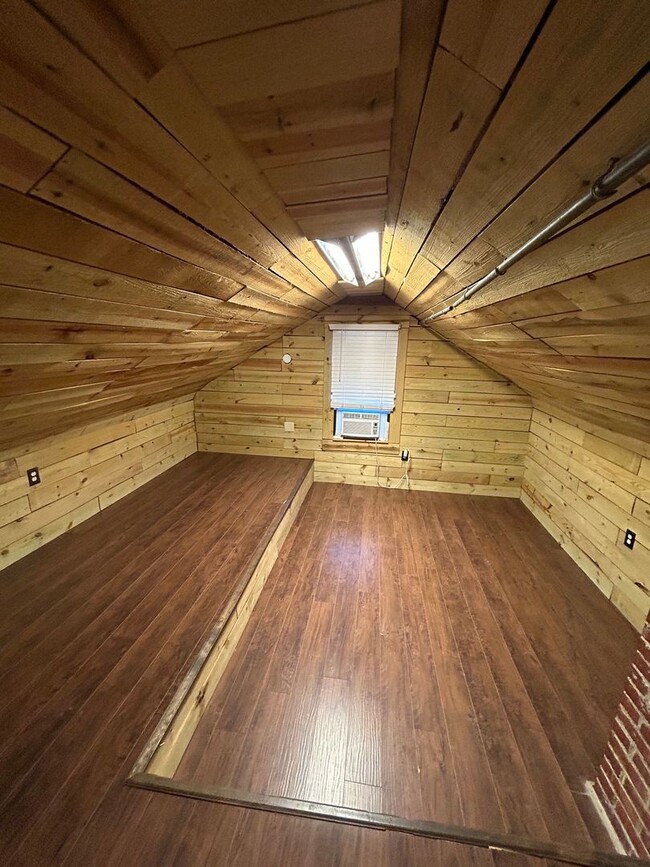 Building Photo - 3 Story Home Available Now Near Campus!