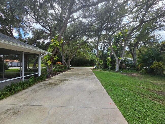 Building Photo - "Charming 2-Bed, 2-Bath North Port Retreat with Gleaming Hardwood Floors!"