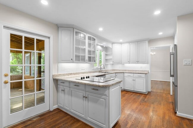 Building Photo - 5 Bed 3 Bath - Rockville Colonial - Update...