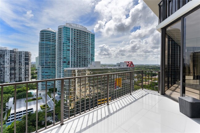 Building Photo - 1925 Brickell Ave