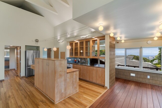 Building Photo - Lovely 2/2 Makiki Heights Home - Utilities...