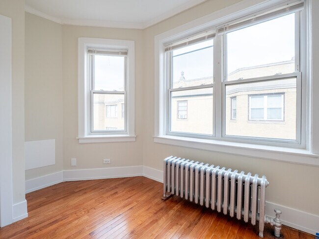 Building Photo - 7371 N Damen Ave