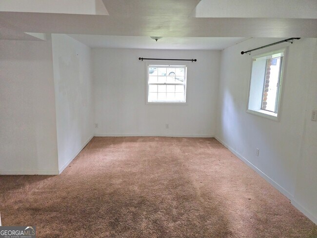 Building Photo - 5690 Deerfield Ct