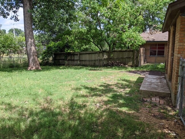 Building Photo - PRE-LEASING MAY 2026! ADORABLE 2/1 HOUSE I...