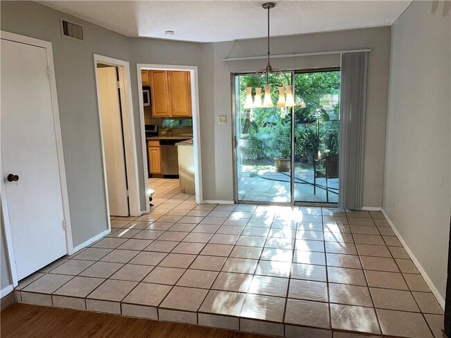 Building Photo - 1602 Southgate Cir