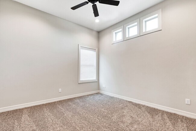 Building Photo - 311 Fairway Dr