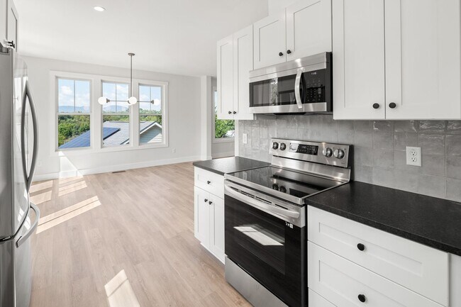 Building Photo - Modern Two-Story Home in West Asheville!