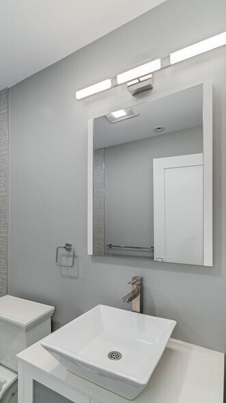 Building Photo - 555 E 5th St