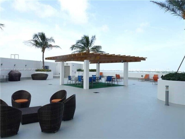 Building Photo - 1750 N Bayshore Dr