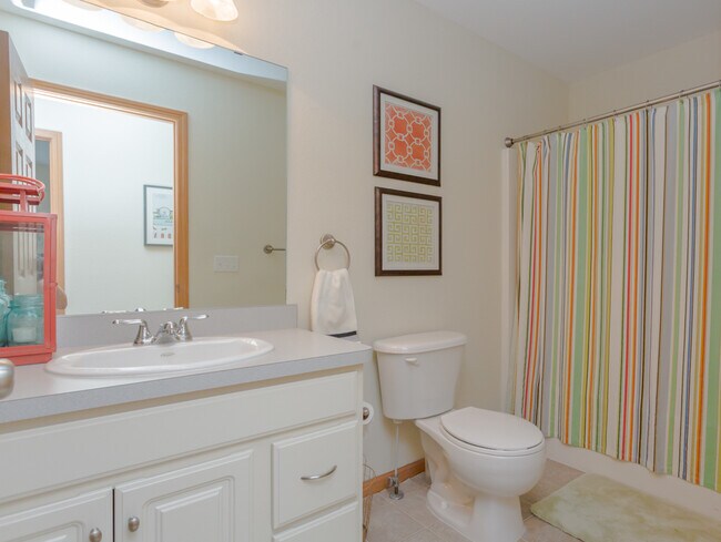 Building Photo - Large 4 bedroom with office space, Springf...