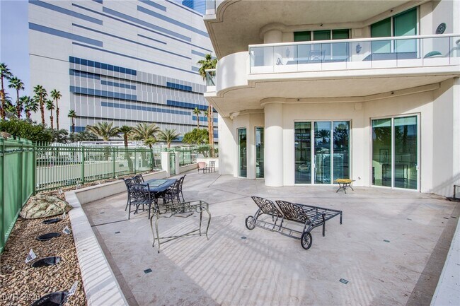 Building Photo - 2877 Paradise Rd