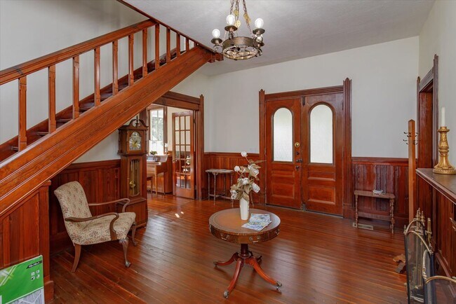 Building Photo - Mid term historic furnished rental