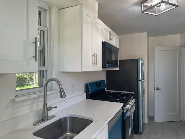 Building Photo - Completely Updated, Open , Quiet House in Oakmont!
