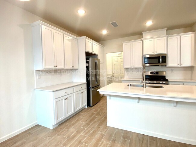 Building Photo - 2273 N Raleigh Dr