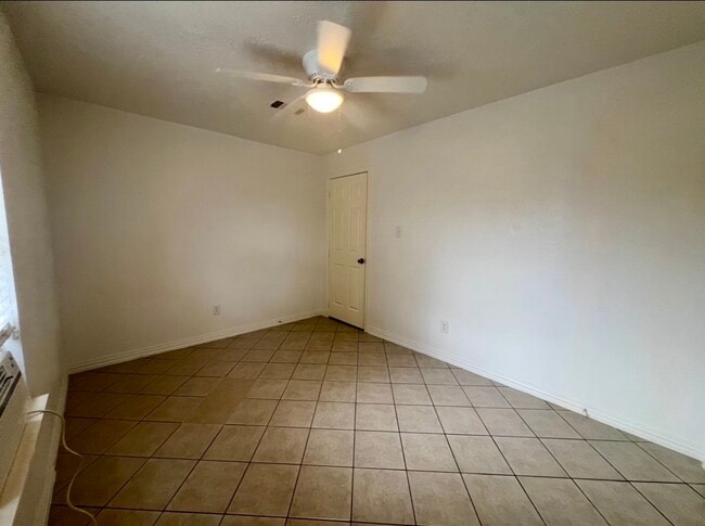 Building Photo - 831 Deerpass Dr