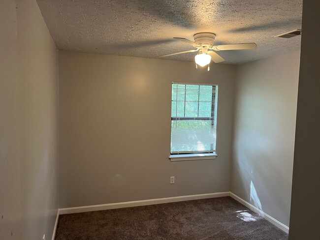 Building Photo - Cozy 3 Bedroom 2 Bathroom Townhouse