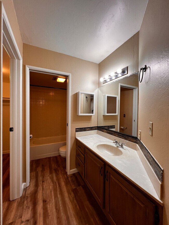 Building Photo - Close to Downtown Prescott!!