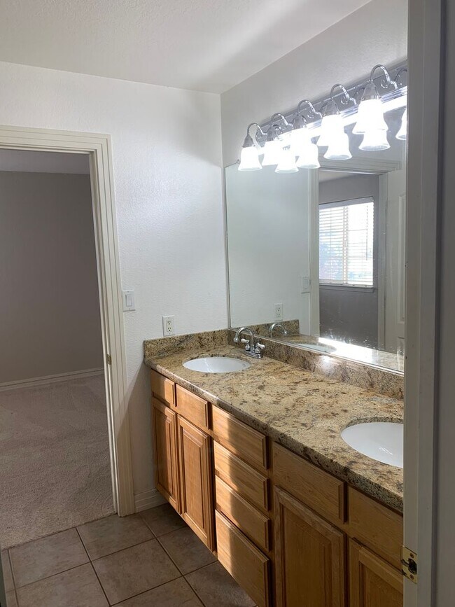 Building Photo - 7117 Heatherwood Dr