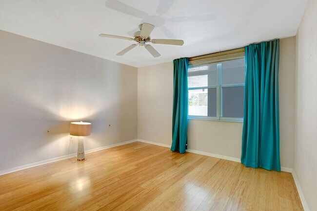 Building Photo - 285 Naples Cove Dr