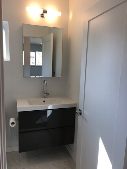 Building Photo - 835 1/2 Waterloo St