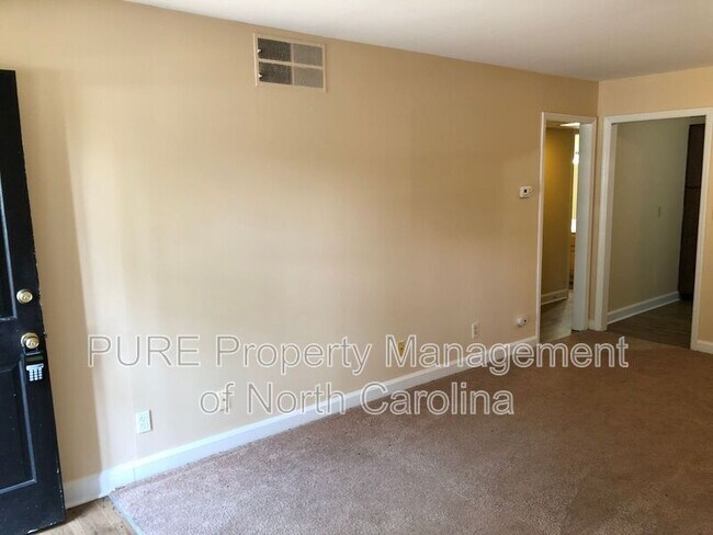 Building Photo - 2804 Carriage Dr