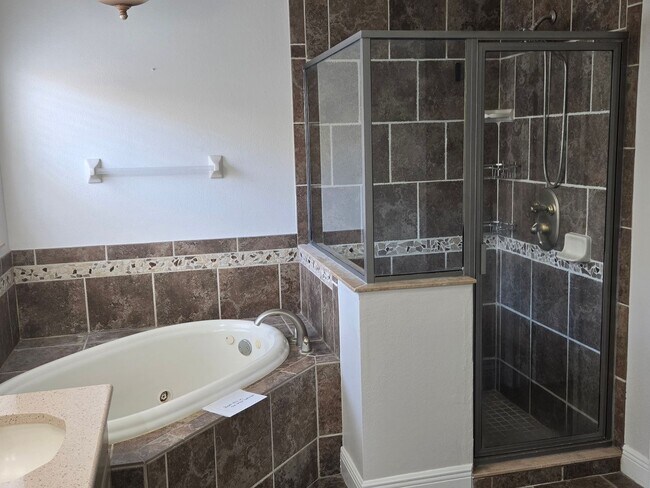 Building Photo - Freshly Painted 4BR/2BA Pool Home with Screened Pool & Spa – Move-In Ready!