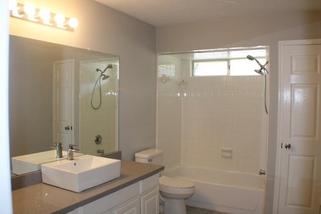 Building Photo - 2411 Rose Hollow Dr