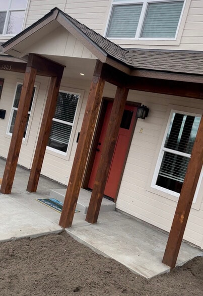 Covered porch entrance area with private fencing - 1005 Prospect St