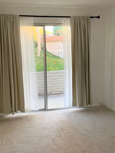 Guest bedroom Sliding glass doors - 621 Avenida Sevilla