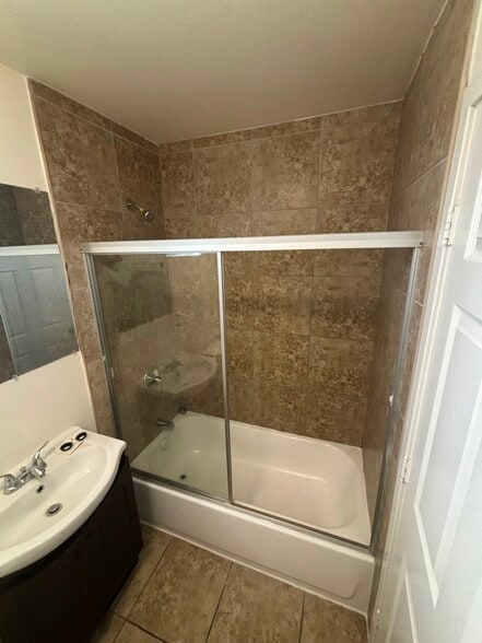 Building Photo - 246 E 97th St