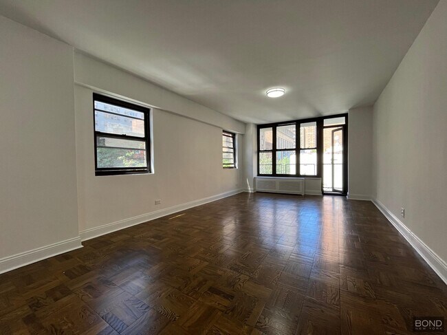 Building Photo - 165 E 35th St