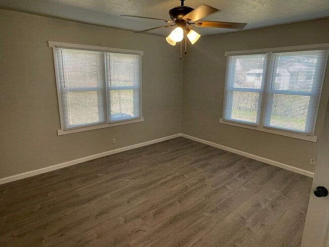 Building Photo - 1 bed 1 bath duplex nestled in Chickasha Oklahoma! large yard, laundry connections, NEWLY REMODELED!