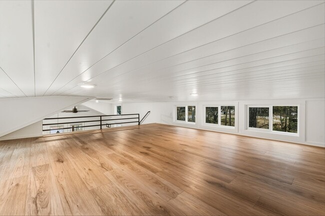 Building Photo - Beautiful 2 bed/1.5 bath with large fenced yard and separate office!